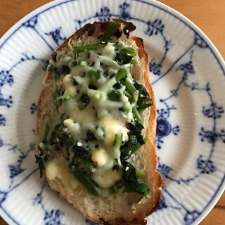 カンパーニュでほうれん草の鰹節和えチーズ焼き